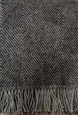 Lapuan Kankureiden Maria-huovassa on kuvioitina sisäkkäisiä salmiakkikuvioita. Huovassa on hapsut (10 cm). Värit: musta ja tummanharmaa.