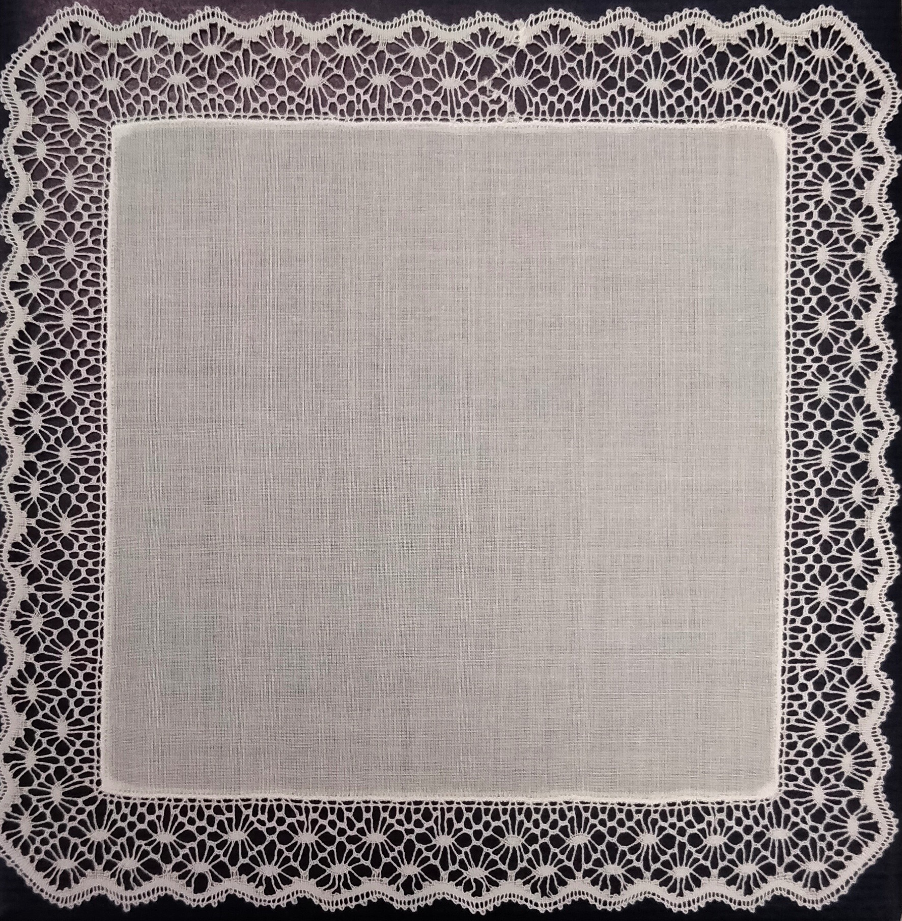 Nyplätty taskuliina Spindelit 18x18 cm valkoinen