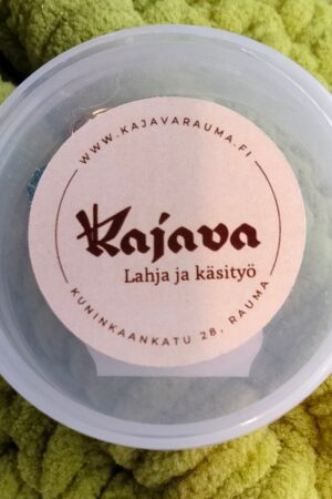 Silmukkamerkit ovat muovisessa säilytysrasiassa.