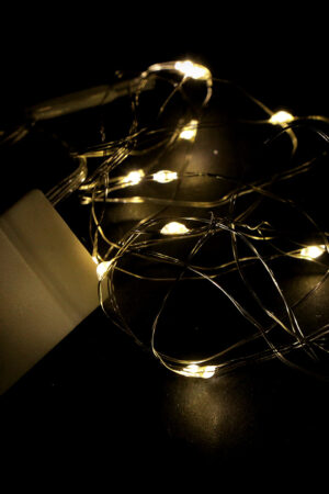 Led-valolanka loistaa pimeässä.