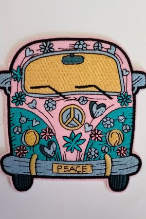 Silitettävä kangasmerkki, jossa kirjava Kleinbus, rekisterikilvessä teksti Peace.