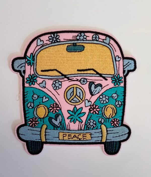 Silitettävä kangasmerkki, jossa kirjava Kleinbus, rekisterikilvessä teksti Peace.