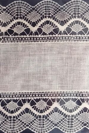 Valkoinen nyplätty pitsiliina Luokjepyri II. Aaltoileva reunapitsi, keskellä kangas. Mitat: 36,5x22 cm.