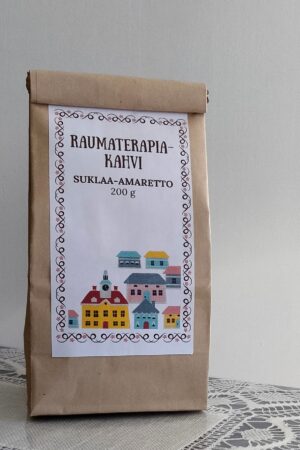 Raumaterapia-kahvi, amaretton ja suklaan makuinen kahvi, 200 g. Kuvituksena piittoskuvia raumalaisista rakennuksista.