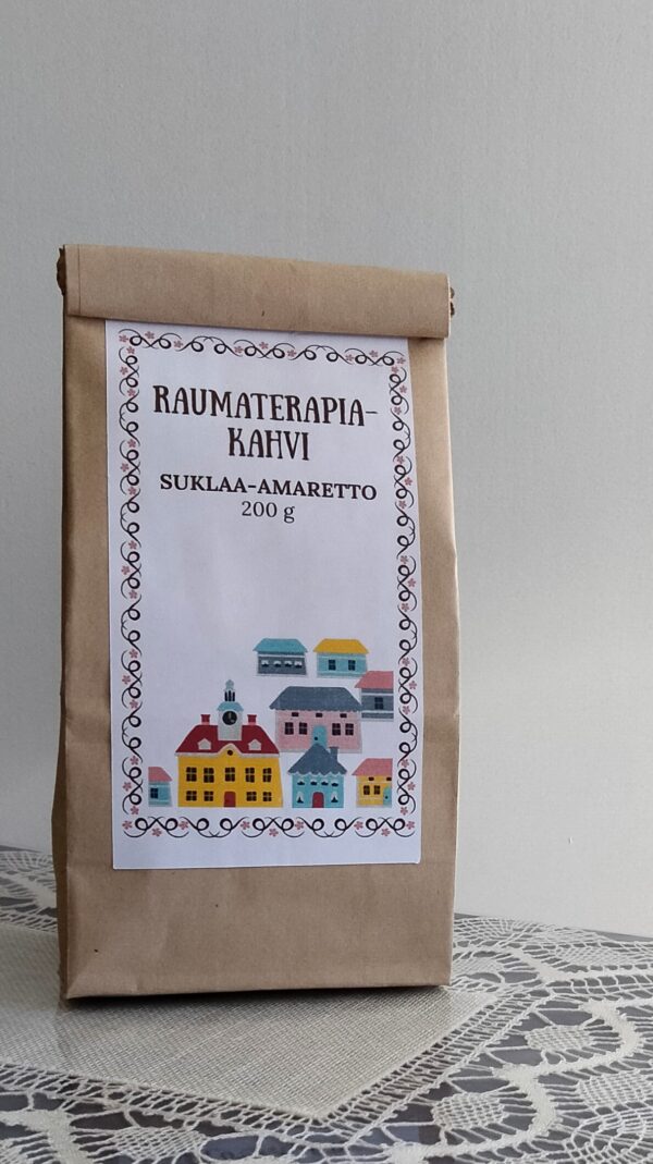 Raumaterapia-kahvi, amaretton ja suklaan makuinen kahvi, 200 g. Kuvituksena piittoskuvia raumalaisista rakennuksista.