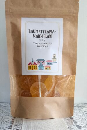 Raumaterapia-marmeladimakeinen, 180 g. Tyrnin makuinen. Etiketin kuvituksena on tyyliteltyjä piirroskuvia Vanhan Rauman rakennuksista.