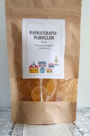 Raumaterapia-marmeladimakeinen, 180 g. Tyrnin makuinen. Etiketin kuvituksena on tyyliteltyjä piirroskuvia Vanhan Rauman rakennuksista.