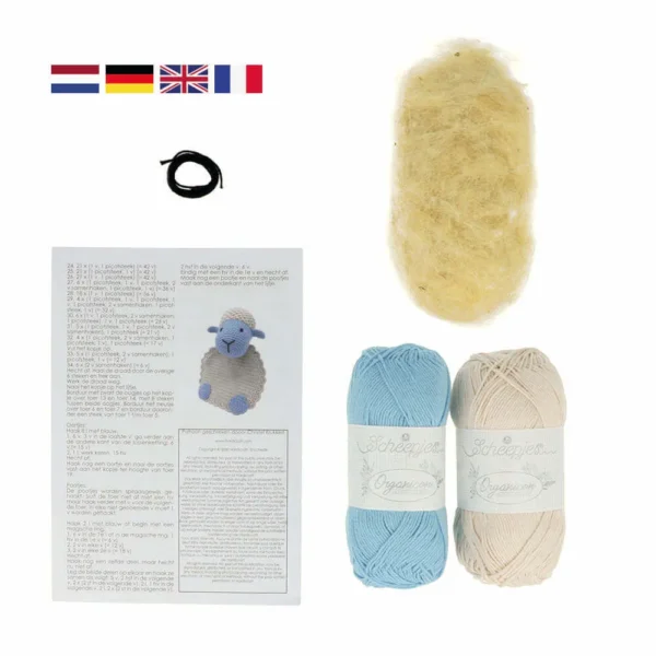 Tarvikepaketin sisältö: ohje (ei suomekdi!), 50 g valkoista ja 50 g vaaleansinistä puuvillalankaa, pieni määrä mustaa puuvilllankaa sekä villaa täytteeksi.
