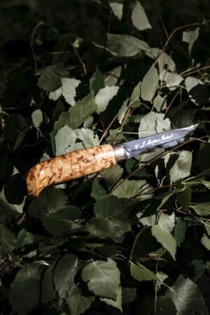 Marttiinin Ilves 121 -puukko koivuvihdan päällä.
