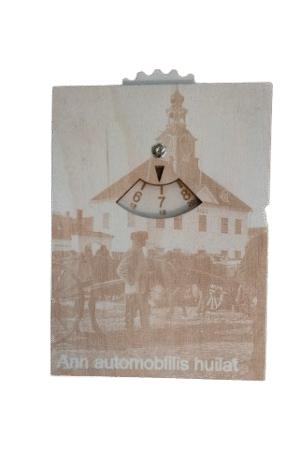 Koivuvanerinen parkkikiekko, jossa on kuvituksena Rauman kauppatorilla olevia hevosia kärryineen. Taustalla näkyy Vanha Raatihuone. Kuva on 1900-luvun alusta.