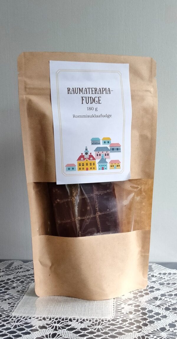 Raumaterapia-rommisuklaafudgepussi nyplätyn pitsiliinan päällä.