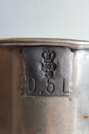 Kruunattu puolen litran mitta