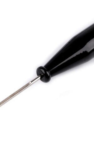 Musta, muovivartinen naskali, pituus 13 cm. Naskalin kärjessä on silmä, jonka koko on 0,8 x 2,5 mm.