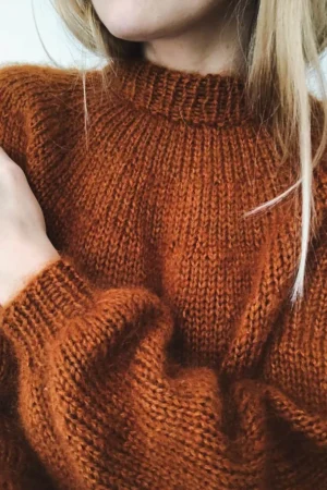 PetiteKnit Novice Sweater -pusero mallin päällä, edestä kuvattuna, ruosteenpunainen