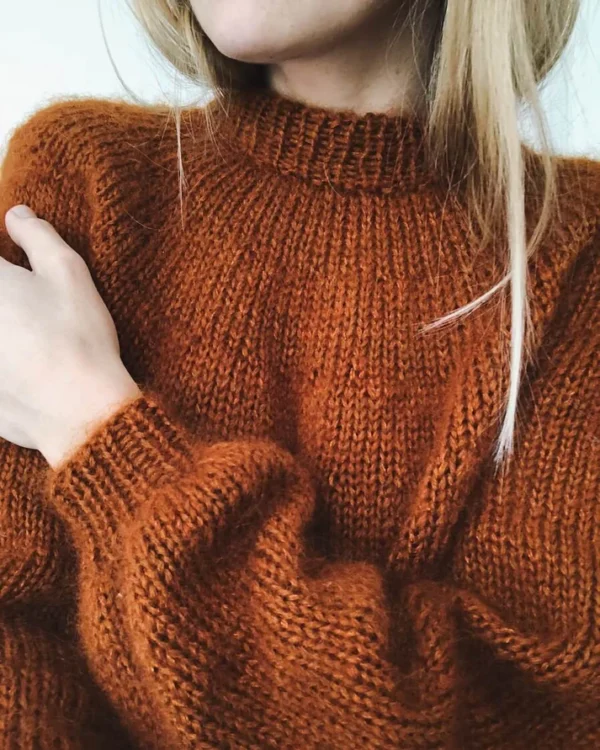 PetiteKnit Novice Sweater -pusero mallin päällä, edestä kuvattuna, ruosteenpunainen