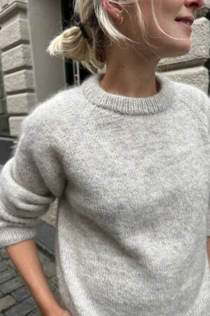 PetiteKnit Monday Sweater -pusero mallin päällä, edestä kuvattuna