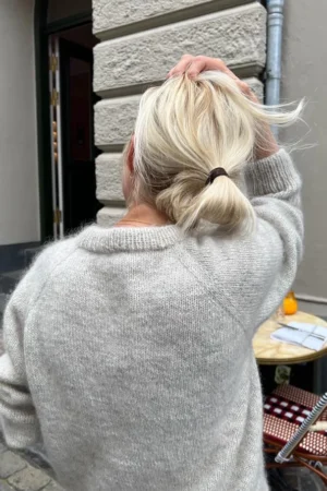 PetiteKnit Monday Sweater -pusero mallin päällä, takaa kuvattuna