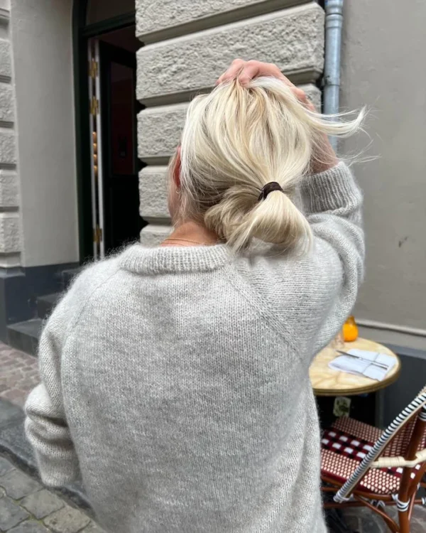 PetiteKnit Monday Sweater -pusero mallin päällä, takaa kuvattuna
