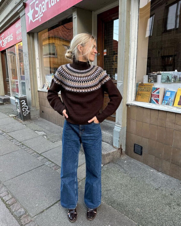 PetiteKnit Celeste -kirjoneulepusero mallin päällä, edestä kuvattuna