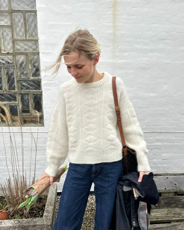 PetiteKnit Esther Sweater -pusero mallin päällä, edestä kuvattuna