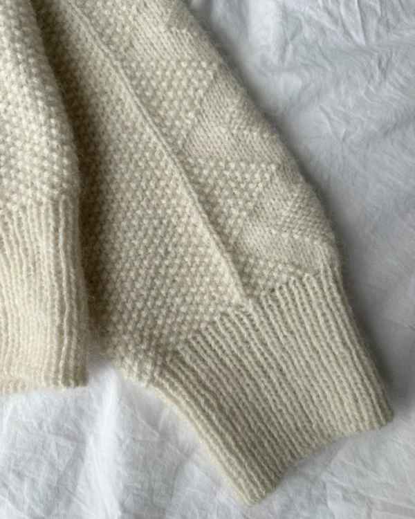 Lähikuva hihan pintaneuleesta, PetiteKnit Esther Sweater