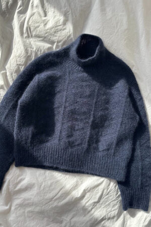Tummansininen, PetiteKnit Esther Sweater -pusero on kuvioneuleella neulottava pusero