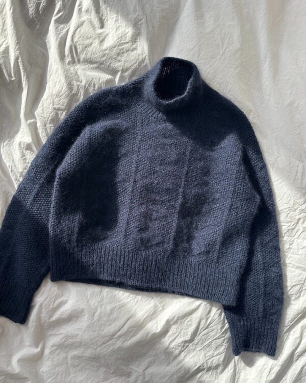 Tummansininen, PetiteKnit Esther Sweater -pusero on kuvioneuleella neulottava pusero