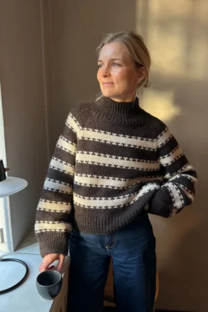 PetiteKnit Key Sweater -pusero mallin päällä, edestä kuvattuna