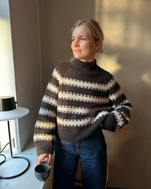 PetiteKnit Key Sweater -pusero mallin päällä, edestä kuvattuna