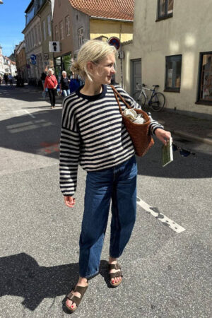Raidallinen PetiteKnit Olga Sweater -pusero mallin päällä, edestä kuvattuna