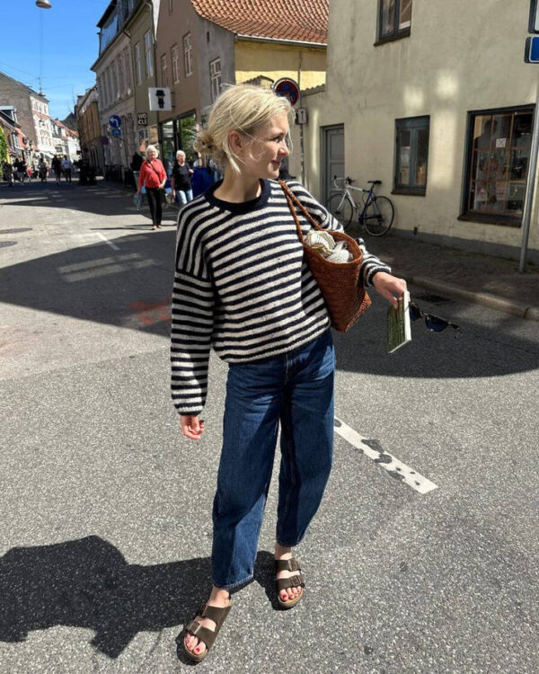 Raidallinen PetiteKnit Olga Sweater -pusero mallin päällä, edestä kuvattuna