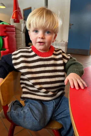 PetiteKnit Holger Sweater -lasten pusero mallin päällä, edestä kuvattuna