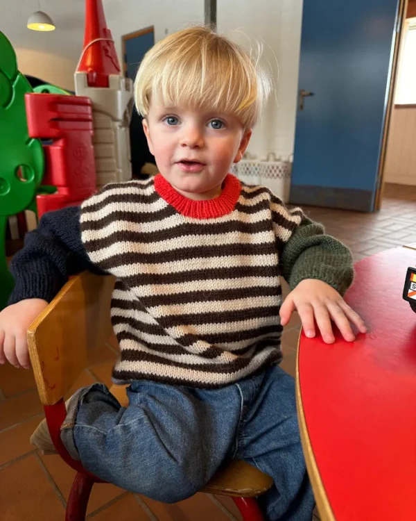 PetiteKnit Holger Sweater -lasten pusero mallin päällä, edestä kuvattuna