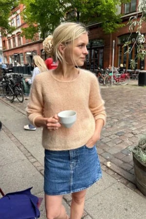 PetiteKnit Cumulus Blouse O-neck, mallin päällä kuvattuna