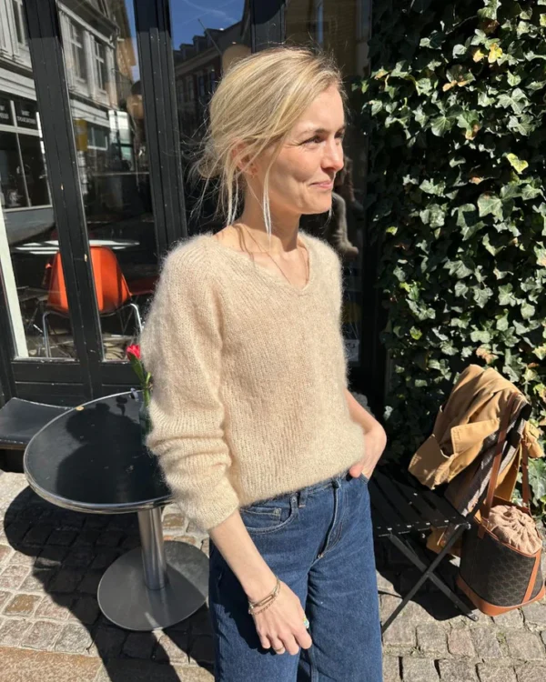 Vaalea beige PetiteKnit Cumulus Blouse mallin päällä, edestä kuvattuna