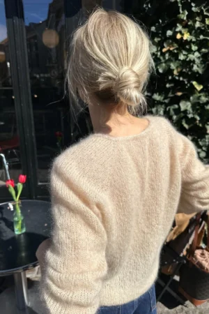 PetiteKnit Cumulus Blouse kuvattuna takaa mallin päällä