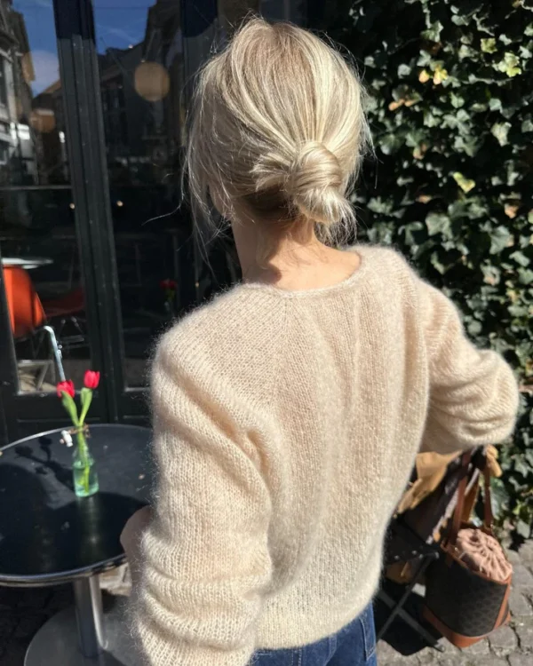 PetiteKnit Cumulus Blouse kuvattuna takaa mallin päällä