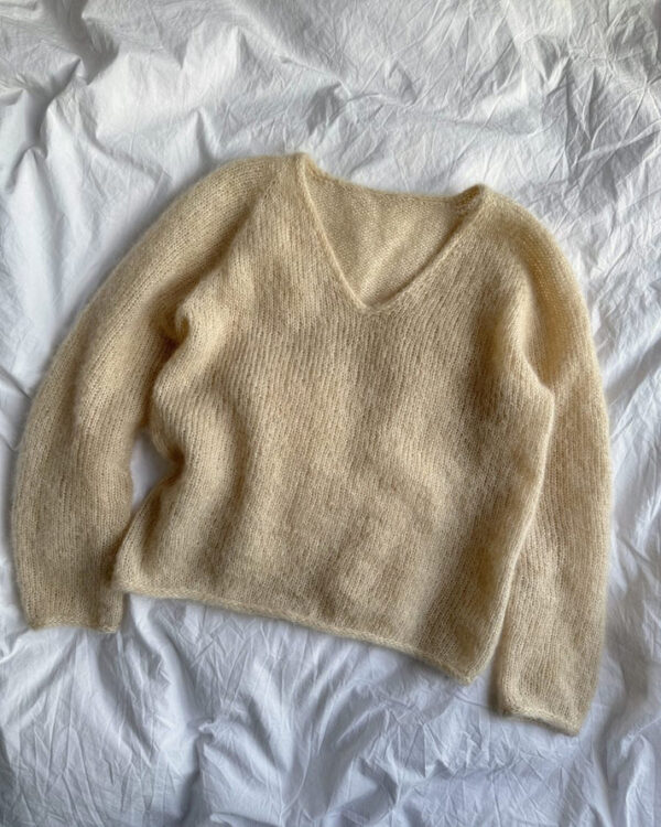 V-aukkoinen pusero PetiteKnit Cumulus Blouse tasolle levitettynä