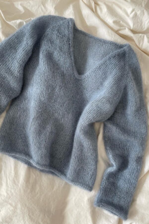Vaaleansininen V-kauluksinen pusero PetiteKnit Cumulus Blouse, lankana on kaksinkertaisena neulottu silkkimohairlanka