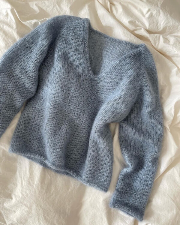 Vaaleansininen V-kauluksinen pusero PetiteKnit Cumulus Blouse, lankana on kaksinkertaisena neulottu silkkimohairlanka