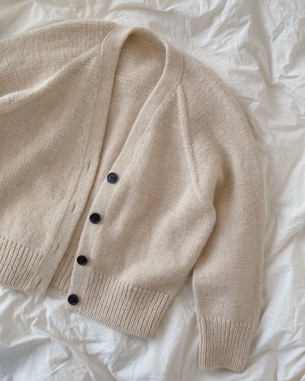 Vaalea neuletakki PetiteKnit Champagne Cardigan levitettynä tasolle