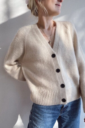 PetiteKnit Champagne Cardigan -neuletakki mallin päällä, kuvattuna edestä