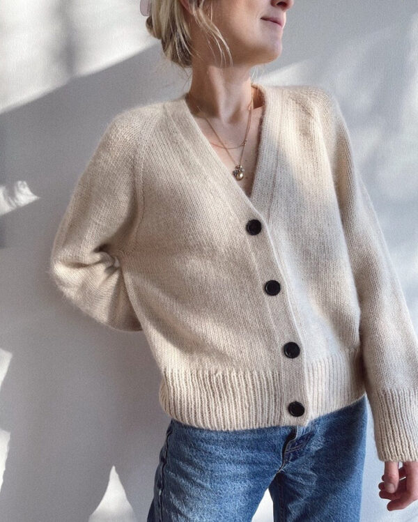 PetiteKnit Champagne Cardigan -neuletakki mallin päällä, kuvattuna edestä