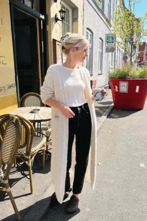 PetiteKnit No Frills Cardigan on täyspitkä neuletakki