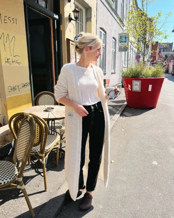 PetiteKnit No Frills Cardigan on täyspitkä neuletakki