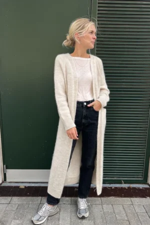 PetiteKnit No Frills Cardigan, pitkä neuletakki mallin päällä