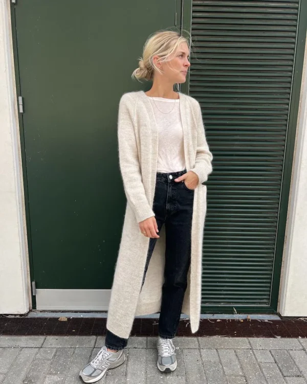 PetiteKnit No Frills Cardigan, pitkä neuletakki mallin päällä