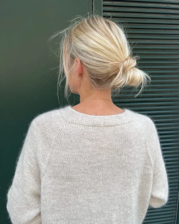 Lähikuva PetiteKnit No Frills Cardigan -neuletakin takaosasta