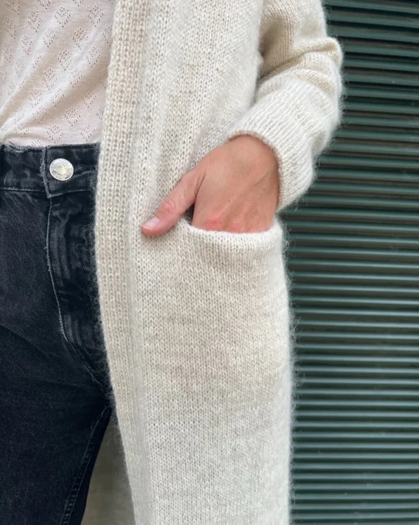 Lähikuva PetiteKnit No Frills Cardigan -takin taskusta