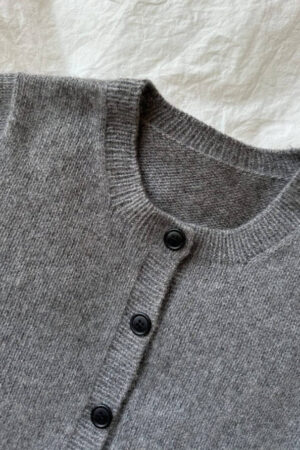Lähikuva PetiteKnit Maggie Cardigan -takista